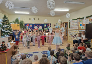 Zdjęcie przedstawia dziewczynki próbujące swoich sił w tańcach baletowych pod okien jednej z tancerek.