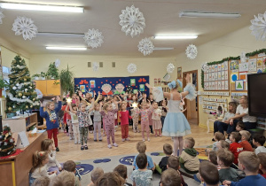 Zdjęcie przedstawia dziewczynki próbujące swoich sił w tańcach baletowych pod okien jednej z tancerek.