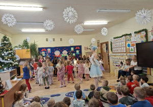 Zdjęcie przedstawia dziewczynki próbujące swoich sił w tańcach baletowych pod okien jednej z tancerek.