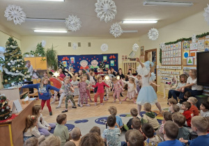 Zdjęcie przedstawia dziewczynki próbujące swoich sił w tańcach baletowych pod okien jednej z tancerek.