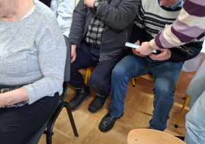 Zdjęcie przedstawia kilku Seniorów przybyłych do naszego przedszkola.