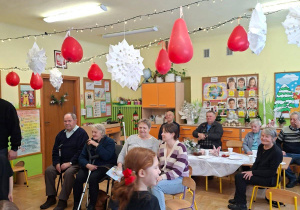 Na tym zdjeciu widać Seniorów oglądających występy dzieci.