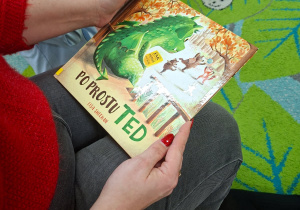 Na tym zdjęciu widać książkę, którą czytała dzieciom pani bibliotekarka.