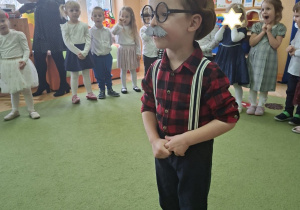 Na tym zdjęciu widac Bartka z grupy I w roli dziadka recytującego wiersz.