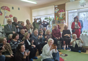 Zdjęcie przedstawia rodziny dzieci z grupy I przybyłe na uroczystość.