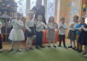 Zdjęcie przedstawia dzieci z grupy I śpiewające piosenkę z ilustracją ruchową.