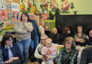 Na tym zdjęciu widać bliskich dzieci z grupy II przybyłych na uroczystość.