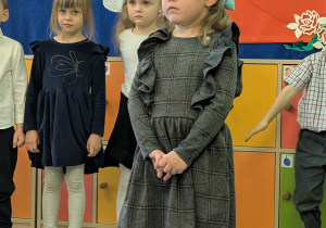 Zdjęcie przedstawia Jagodę z grupy II recytującą wierszyk.