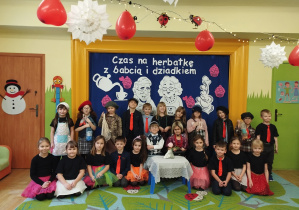 Zdjęcie przedstawia całą grupę IV w strojach do przedstawienia.