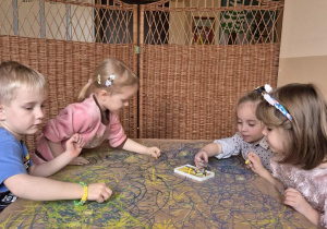 Zdjęcie przedstawia uczestników projektu wykonujących pracę metodą edukacji przez ruch.