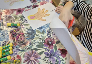 Zdjęcie przedstawia Marcelinę T. z grupy IV wycianającą elementy do pracy.