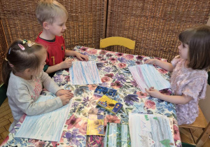 Na tym zdjęciu widać uczestników projektu wykonujących kolejną pracę.