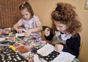 Zdjęcie przedstawia Marceliną T. i Mayę z grupy IV wykonujące swoje prace.