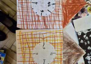 Zdjęcie przedstawia gotowe prace - zegary, wykonane przez uczestników projektu.