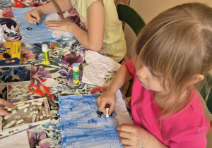 Zdjęcie przedstawia dwie dziewczynki wykonujące prace metodą edukacji przez ruch.