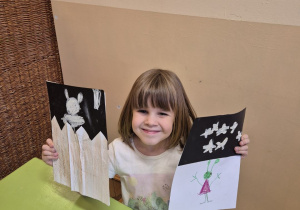 Na tym zdjęciu widać Gabrysię prezentującą gotowe prace.