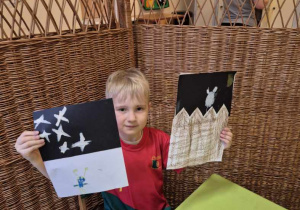 Na tym zdjęciu widać Karola prezentującego gotowe prace.