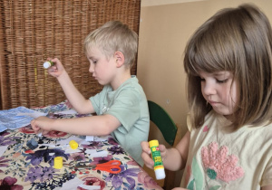 Na tym zdjęciu widać Gabrysię i Karola, uczestników projektu wykonujących kolejną pracę z edukacji przez ruch.