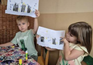 Zdjęcie przedstawia Karola I Gabrysię, którzy prezentują gotowe prace.