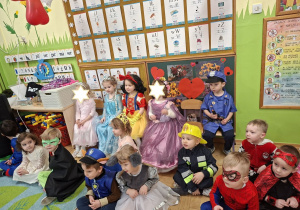 Na tym zdjęciu widać dzieci z grupy I w balowych strojach.