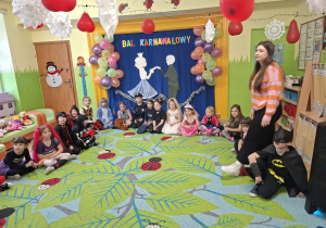 Zdjęcie przedstawia dzieci z grupy IV w balowych strojach.