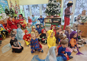 Na tym zdjęciu widać dzieci z grupy II i III w strojach balowych.