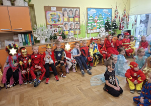 Zdjęcie przedstawia dzieci z grupy III oraz kilkoro dzieci z grupy II w strojach balowych.