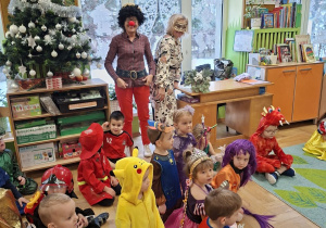 Zdjęcie przedstawia dzieci z grupy II w oczekiwaniu na zabawę.