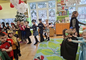 Zdjęcie przedstawia dzieci z grupy IV, II oraz I podczas zabawy w korowodach.