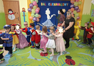 Na tym zdjęciu widać dzieci z grupy I podczas zabawy w korowodzie.