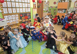 Na tym zdjęciu widać dzieci biorące udział w zabawach karnawałowych przy muzyce.