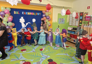 Na tym zdjęciu widać dzieci z grupy II podczas zabawy w korowodzie.