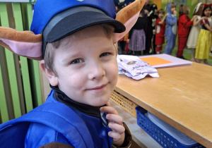 Zdjęcie przedstawia Mikołaja ś. z grupy I w stroju karnawałowym.