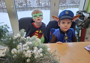 Na tym zdjęciu widać Damiana oraz Mikołaja Ś. z grupy I w strojach karnawałowych.