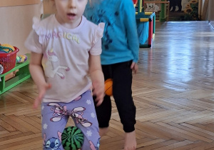 Zdjęcie przedstawia Lenę R. i Henia D. z grupy I wykonujących ćwiczenia przeciw koślawości kolan.