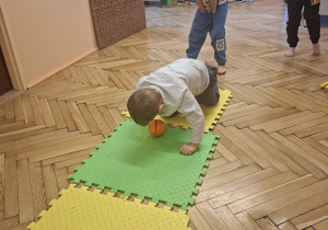 Zdjęcie przedstawia Tymona z grupy III wykonującego ćwiczenie rozwijające koordynację wzrokowo-ruchową.