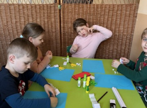 Zajęcia kreatywne: rozwój wyobraźni i współpracy w grupie - warsztaty plastyczne