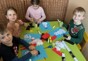 Zdjęcie przedstawia czworo dzieci podczas wykonywania pracy.