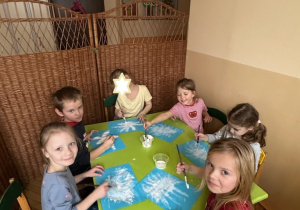 Zdjęcie przedstawia kilkoro dzieci podczas wykonywania pracy.