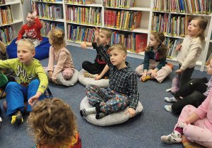 Zdjęcie przedstawia dzieci biorące udział w warsztatac, które odbyły się w bibliotece.w bibliotece.