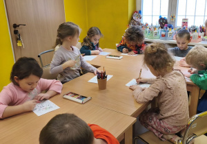 Na tym zdjęciu widać dzieci kolorujące malowanki.