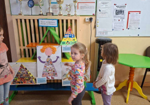 Na tym zdjęciu widać Krysię P., która pokazuje swoją pracę oraz pozostałe uczestniczki konkursu.