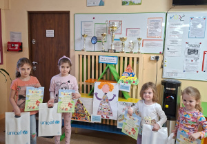 Zdjęcie przedstawia uczestniczki konkursu z dyplomami i nagrodami za udział w konkursie.