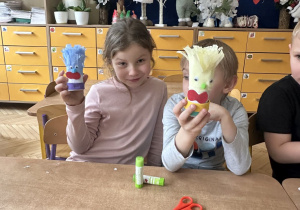 Zdjęcie przedstawia Basię z grupy IV z kolegą prezentujących wykonane przez siebie kaluny klauny.