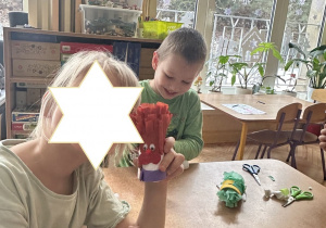 Zdjęcie przedstawia Oskara z grupy III wraz z koleżanką ze swoimi klaunami.