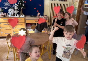 Na tym zdjęciu widać dzieci, które prezentują wykonane przez siebie serca.
