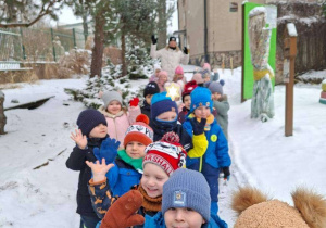 Zdjęcie przedstawia wszystkie dzieci idące do ogrodu.