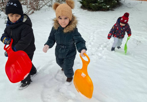 Na tym zdjęciu widać Viktra, Emmę idących na górkę z jabłuszkami do zjeżdżania.