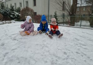 Na tym zdjęciu widać Asię i Anielkę wraz z kolegą zjeżdżających z górki na jabłuszkach.