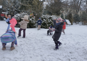 Na tym zdjęciu widać dzieci rzucające się śnieżkami.